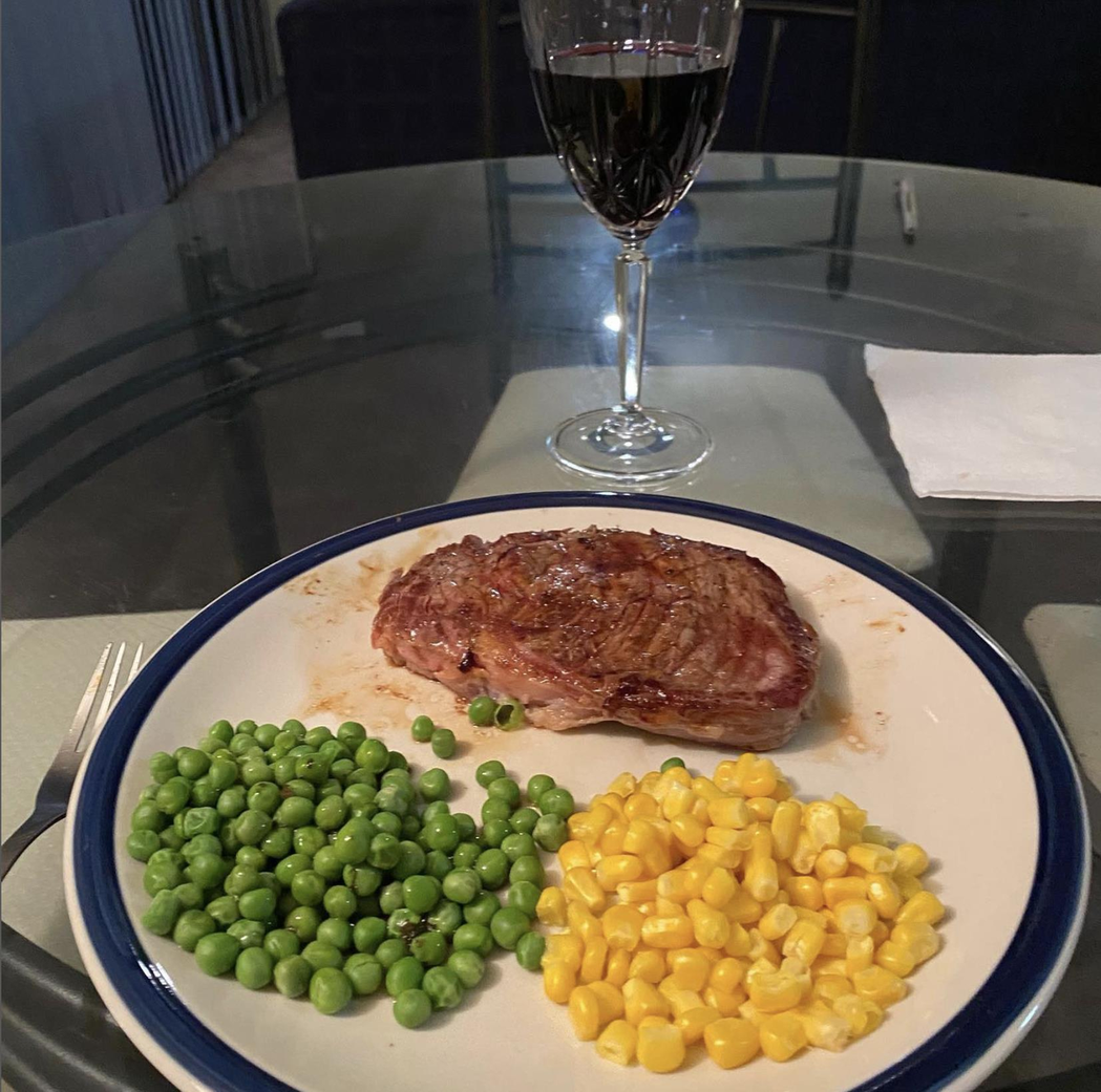 澳洲總理艾班尼斯去年車禍後決定生活要變健康。他的晚餐吃肉類搭配兩種蔬菜。擷自In...