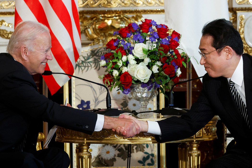 美國總統拜登(左)與日本首相岸田文雄(右)23日上午在東京赤坂離宮舉行兩人首次面...