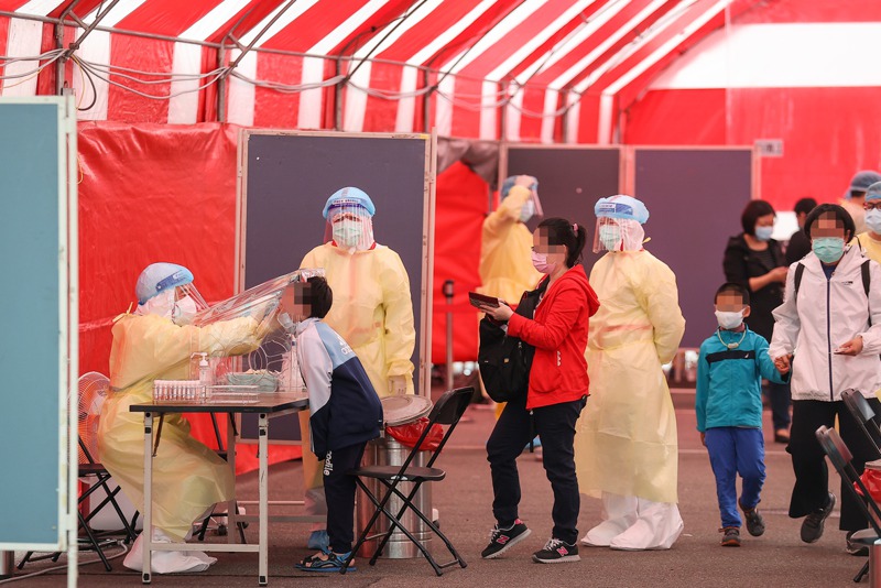中央流行疫情指揮中心協調三軍總醫院在松山機場設置大型篩檢站。圖／聯合報系資料照片