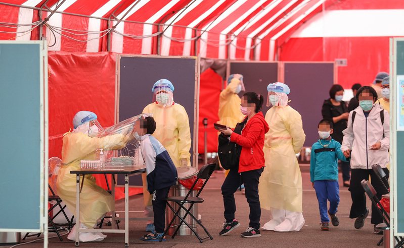 中央流行疫情指揮中心協調三軍總醫院在松山機場設置大型篩檢站。圖／聯合報系資料照片