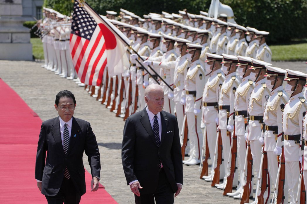 美國總統拜登與日本首相岸田文雄23日上午在東京赤坂離宮舉行兩人首次面對面的高峰會...