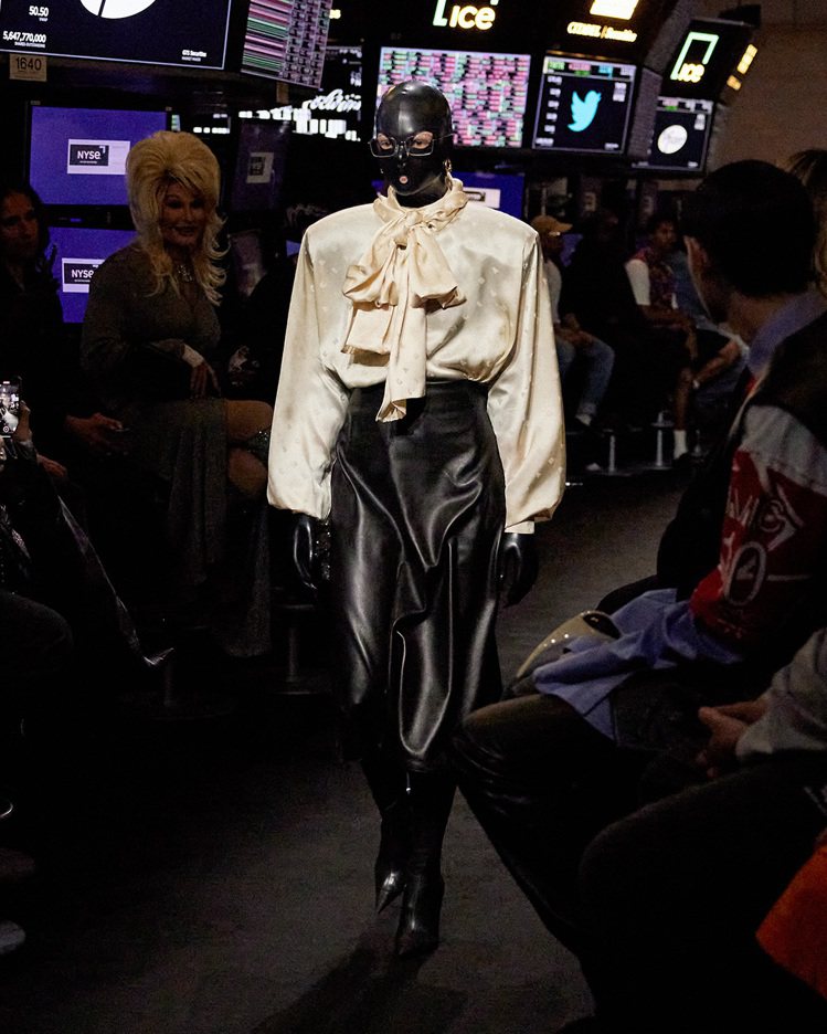 Balenciaga春季23系列秀上模特兒們身著包裹全身的乳膠連體衣，以極為神秘...