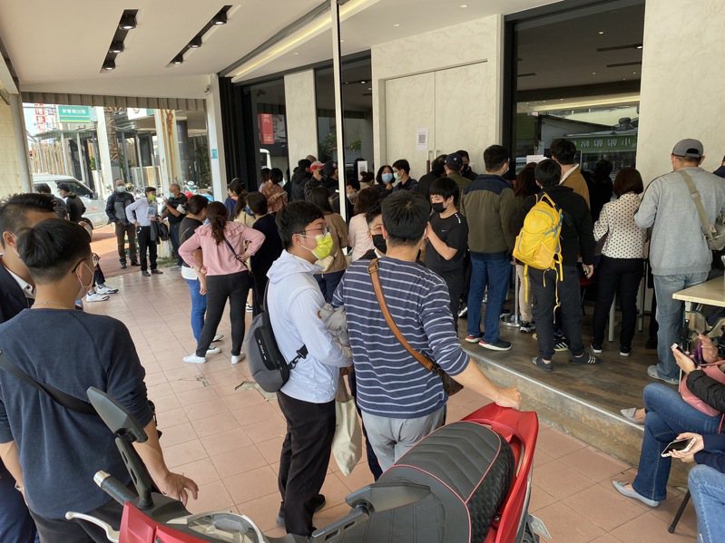 去年12月台南市一處建案接待中心，出現了上百人排隊人潮，堪稱是罕見的台南搶房奇景，排隊第一名的民眾，竟是下班後從新竹遠道而來。圖／聯合報系資料照片