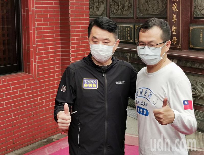 立委魯明哲（左）陪同台北市前市議員羅智強（右）行腳祈福。記者曾增勳／攝影