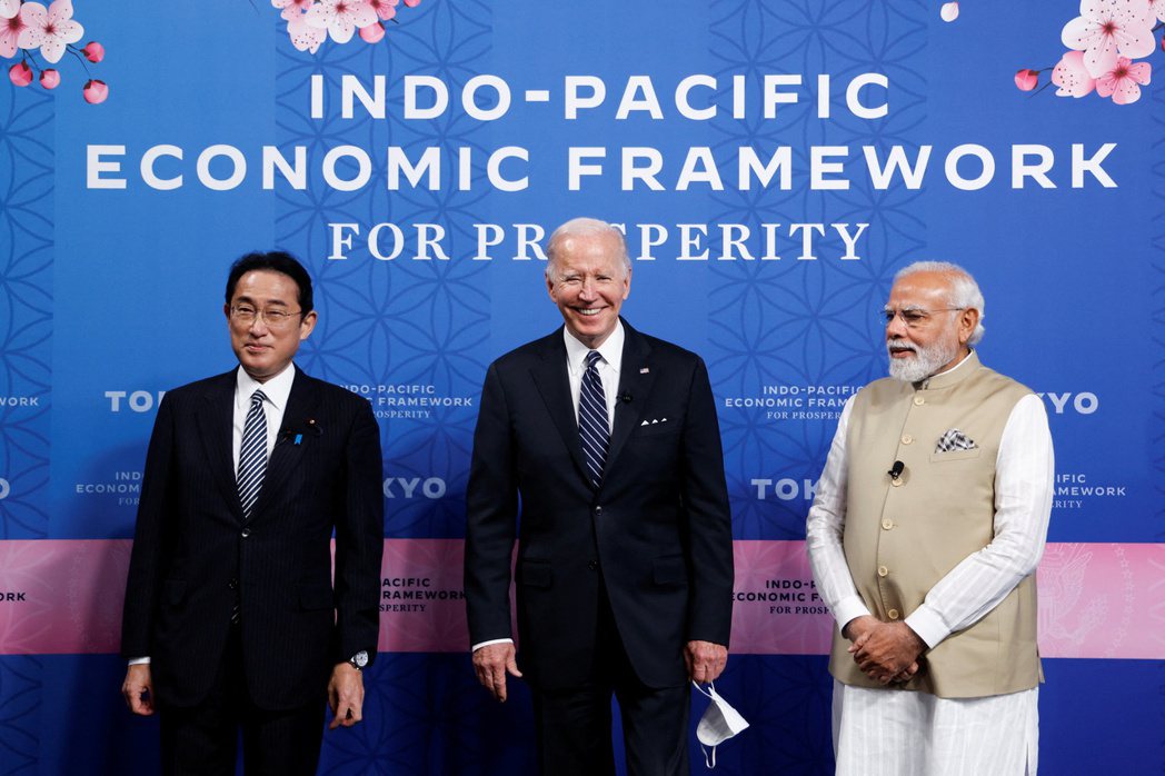 美國總統拜登（中）、日相岸田文雄（左）與印度總理莫迪23日參加IPEF啟動儀式。...