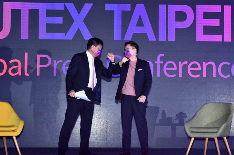 外貿協會董事長黃志芳(右)與台北市電腦公會理事長彭双浪(左)出席COMPUTEX全球記者會，以「全球科技產業的數位韌性」為題進行座談會。圖／貿協提供
