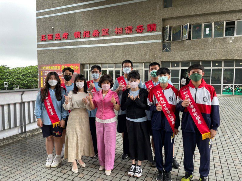 六和高中在英文比賽得佳績，校長陳淑惠(前排左三)為高中部得獎學生、指導老師打氣。圖／六和高中提供