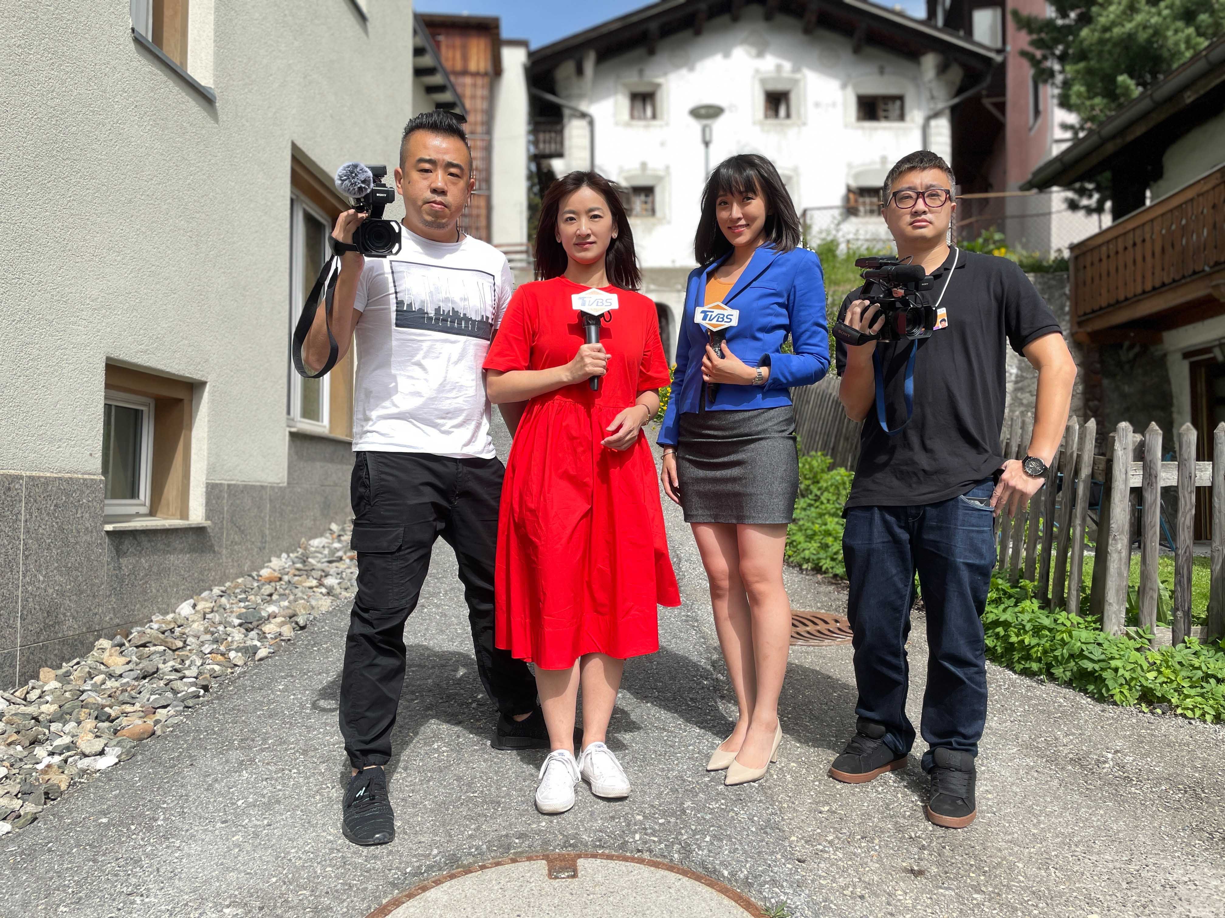 TVBS華府特派記者倪嘉徽（左二）從美國前往瑞士當地與採訪團隊會合。圖／TVBS提供