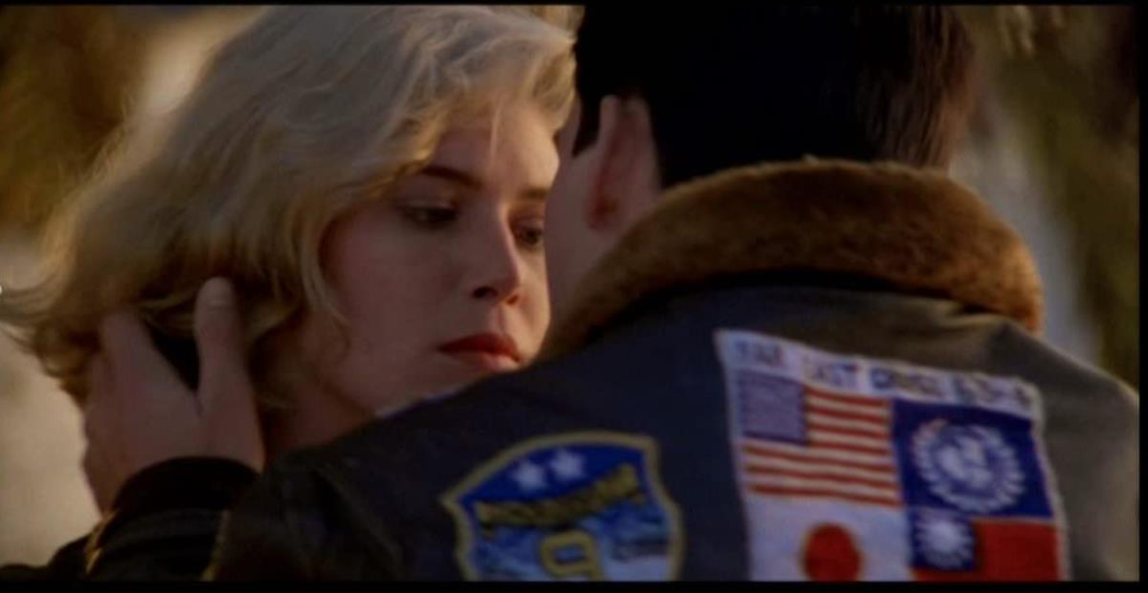 湯姆克魯斯在「捍衛戰士：獨行俠」的首集就是穿上有美國、中華民國、日本等國旗的飛行...