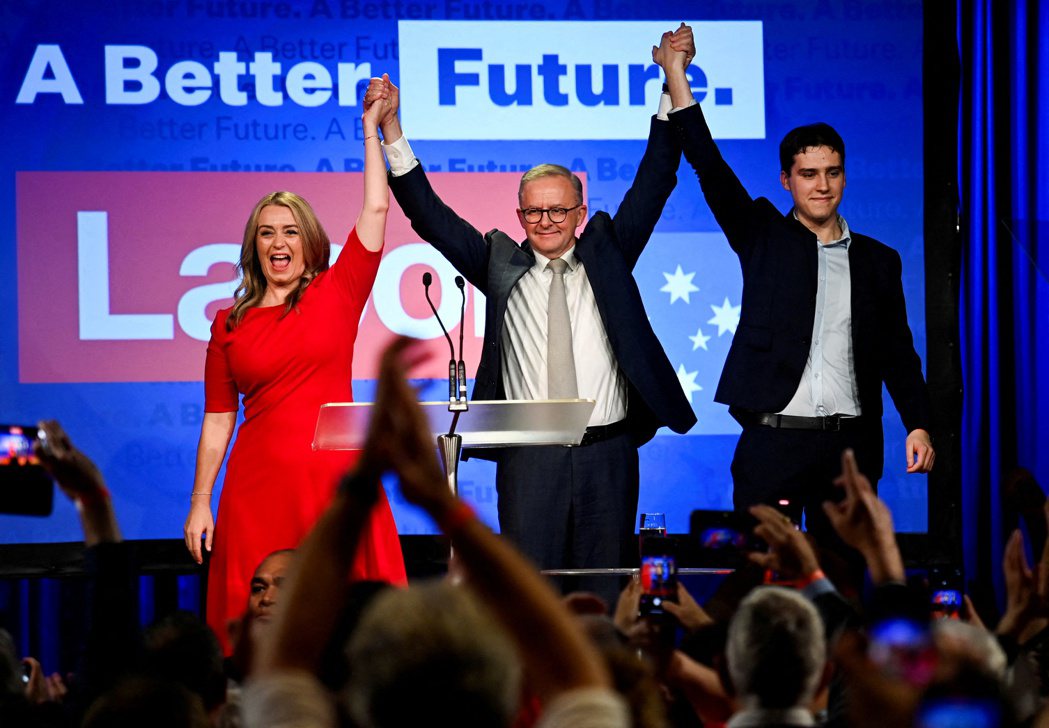 澳洲工黨黨魁艾班尼斯（中）贏得周末大選，23日宣誓就職。   路透