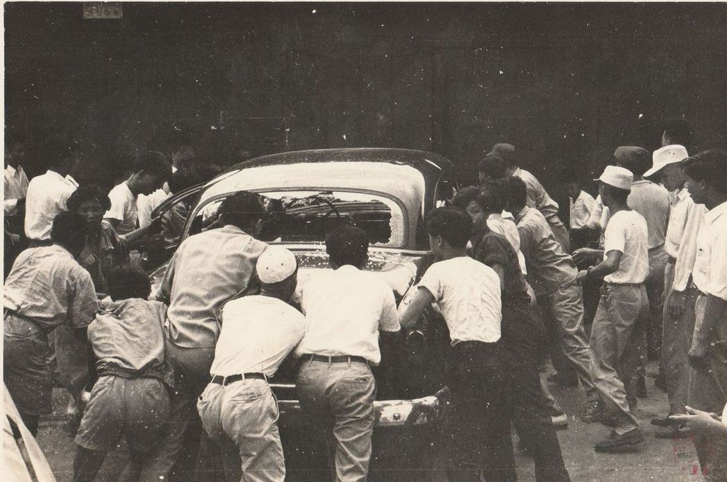 台灣群眾不滿美軍法庭隊美軍上士雷諾槍殺劉自然案判決，1957年5月24日包圍搗毀美國大使館情形。 圖／秦政德提供