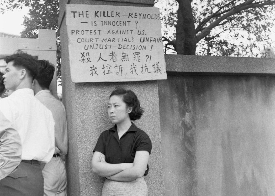 圖為劉自然太太奧特華手持一塊硬紙板到中正路美國大使館門前，她將紙板豎立在路旁，上頭寫著「殺人者無罪」、「我控訴！我抗議！」。 圖／聯合報系資料照片