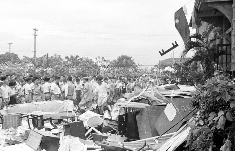 因劉自然遭美國軍官射殺，群起激憤，發生台灣戒嚴以來最大型的示威活動。圖為1957年5月24日，被群眾破壞的美國大使館。 圖／維基共享