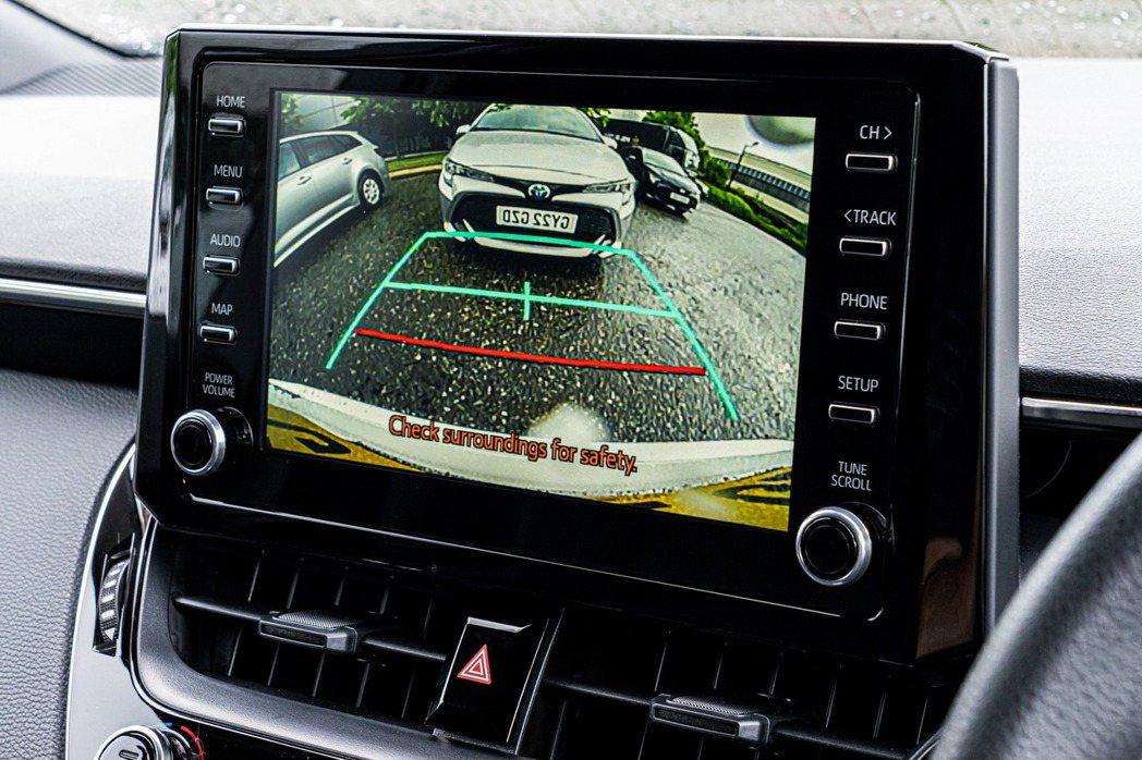 8吋螢幕提供倒車顯影功能。 自Carscoops.com