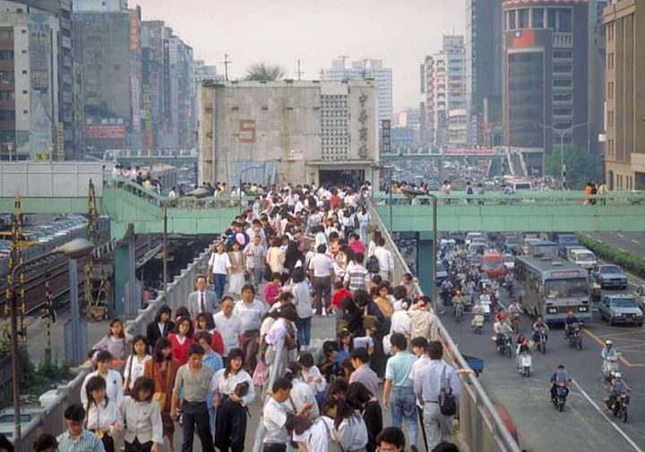 網友附上30年前的台北照片，感嘆當時沒有低頭族多麽美好。圖擷自Facebook