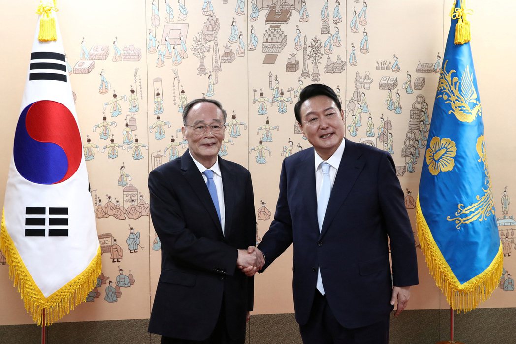 南韓總統尹錫悅（右）就職後，歡迎到訪的中國國家副主席王岐山（左）並舉行會談。路透 圖／美聯社