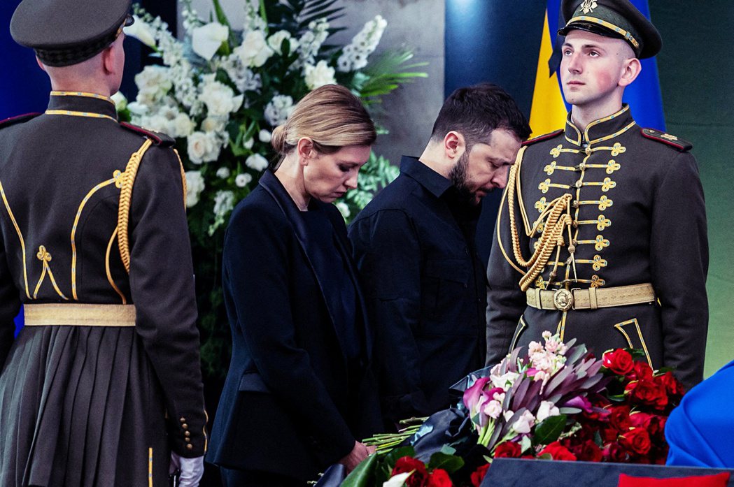 5月17日，澤倫斯基和奧萊娜一起出席烏克蘭第一任總統克拉夫丘克的葬禮。 圖／路透...