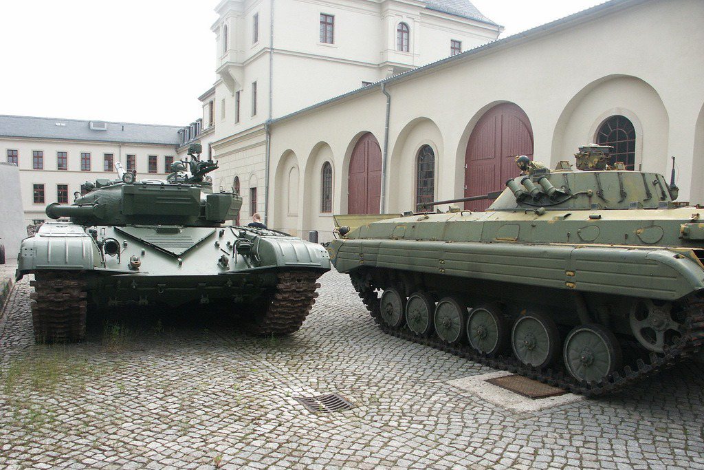 T-72與BMP裝甲車高度相近，都有低被彈面特性。 圖／維基共享