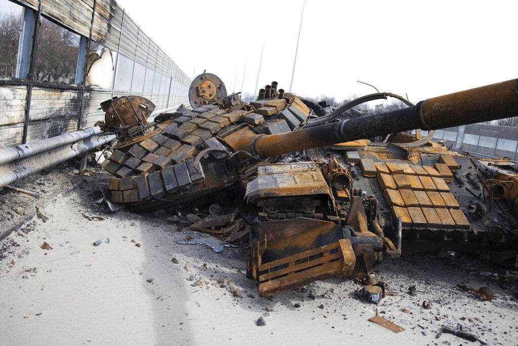 圖為在俄烏戰爭中，遭到烏克蘭軍炸毀的俄羅斯T72主力戰車。 圖／美聯社