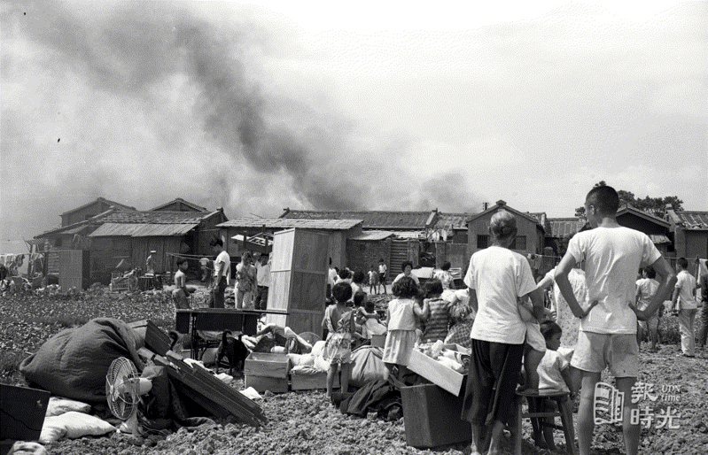 台北市南機場空軍第二眷村，二十日發生火警，現場白煙嬝嬝。日期：1963/05/20。攝影：王萬武。來源：聯合報