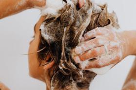 到底幾天不洗頭是極限？專家破解夏天洗髮５大正確觀念，掉頭髮多寡竟和這個習慣有關