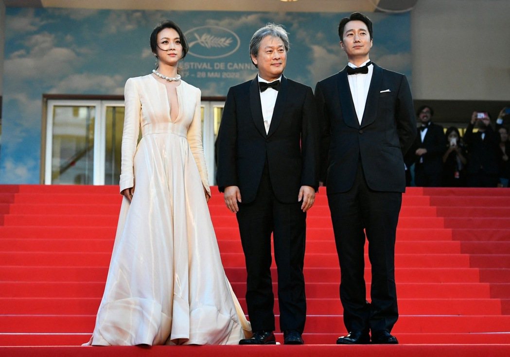 「分手的決心」女主角湯唯(左起)、導演朴贊郁及男主角朴海日出席坎城影展首映。（路透）