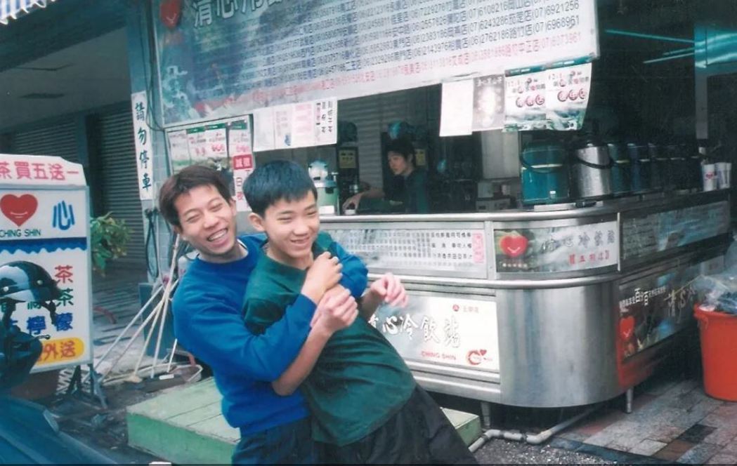 趙啟宏（右）小時候與過去曾教過他的店長，兩人關係就像師徒（趙啟宏提供）