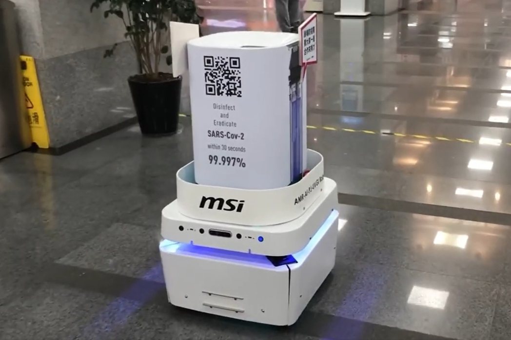智能防疫消毒機器人於台北國際電腦展中不時巡點。擷取於網路。