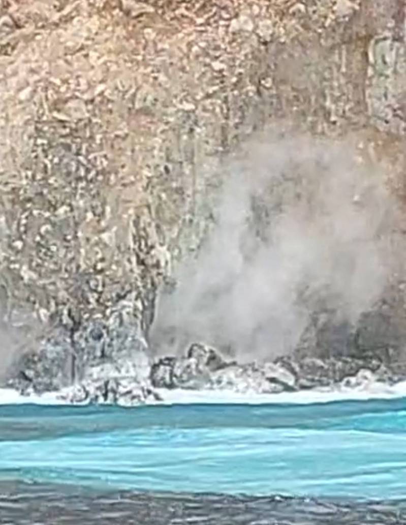 龜山島今天下午噴冒磺煙，遊客看到「龜島磺煙」今年第一噴的美景，開心不已。圖／簡逢均提供