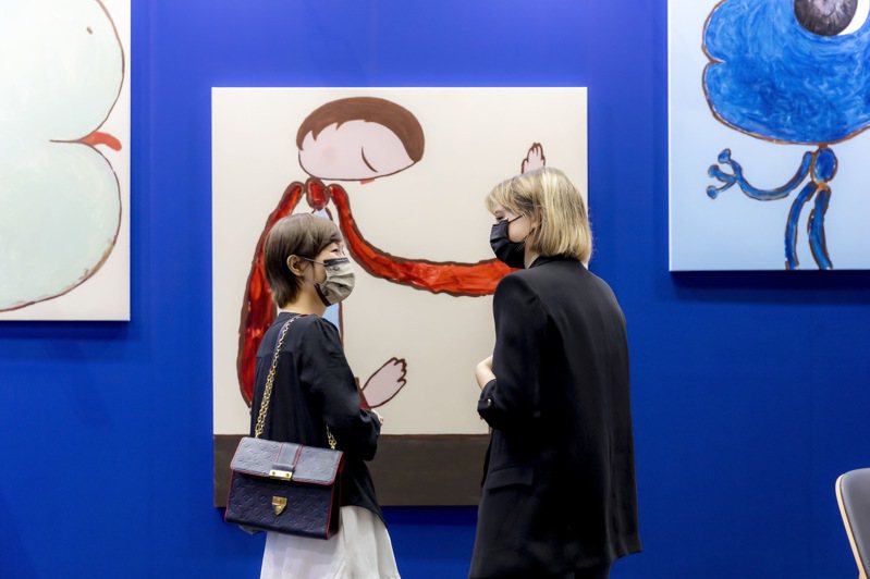 台北當代展區中 Carl Kostyal 畫廊指出英國藝術家 Felix Treadwell 的作品以和諧色調回到童年的記憶，讓亞維設計總監 Joanna 感觸良多。