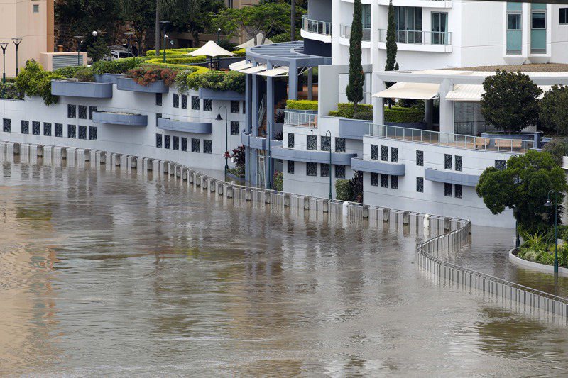 澳洲布里斯本3月2日發生洪水，淹進河岸邊的公寓。美聯社