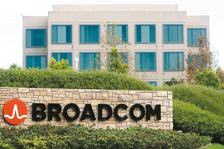 知情人士透露，通訊晶片大廠博通（Broadcom）正洽談以約600億美元收購雲端運算技術大廠VMware。路透