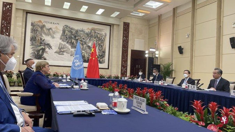 聯合國人權高專巴切萊特（左二）昨天在廣州與大陸外交部長王毅（右一）會晤。（取自聯合國人權高專官方推特）