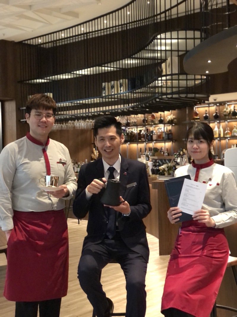 高雄萬豪酒店京心咖啡廳團隊中有4位咖啡師，楊孟學（中）是其一，許多客人喜歡聽他分享咖啡知識。記者王慧瑛／攝影