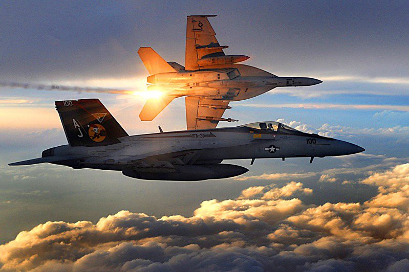 VFA-31中隊兩架F/A-18E飛在阿富汗上空。圖／美國海軍檔案照