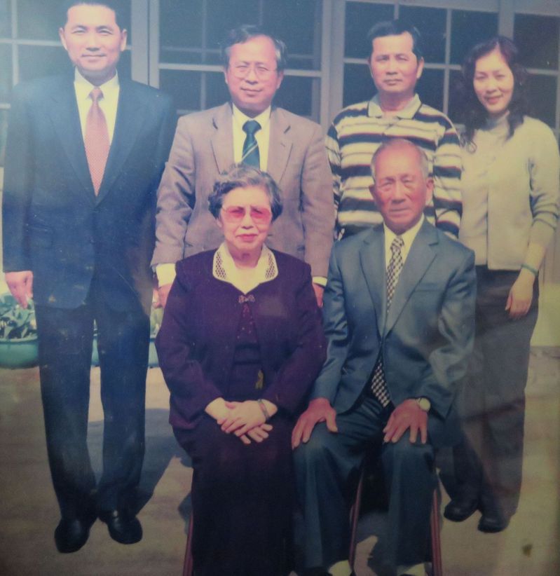 新北市長侯友宜（後左）90歲的老母親侯呂秀蓮（前排左），昨晚安祥辭世，隔半年多，侯的父母相繼辭世。記者魯永明／翻攝