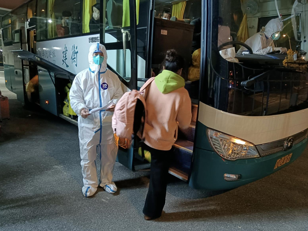 上海患者離開方艙醫院登上大巴準備回家。（新華社資料圖片）