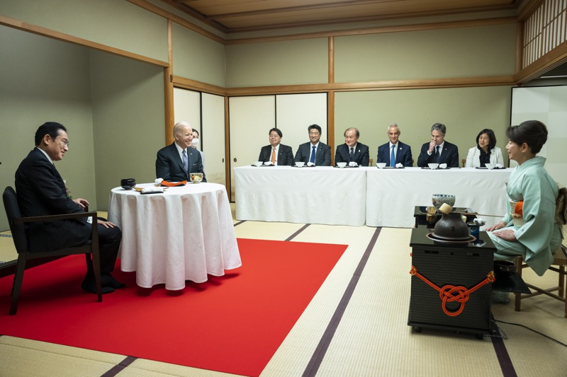穿著傳統和服的日本首相夫人優子（右）以日本茶道款待拜登（左二），親自為拜登泡綠茶和奉茶。圖／取自拜登推特