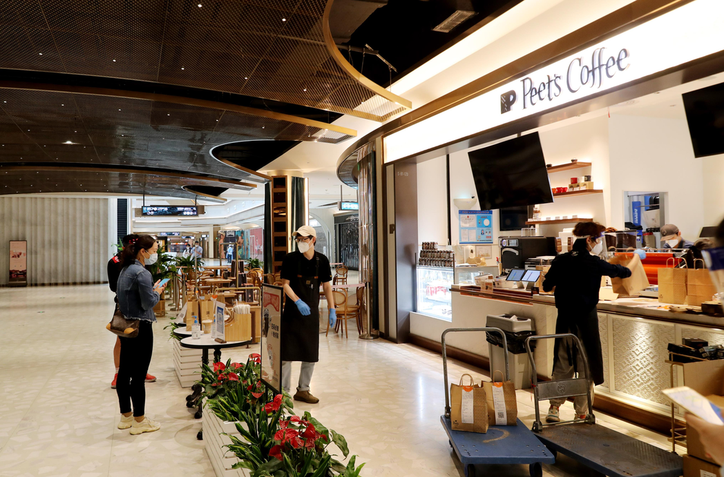 上海商業活動正在緩步恢復中。圖為浦東前灘太古里購物中心內的一家咖啡店，20日有消...