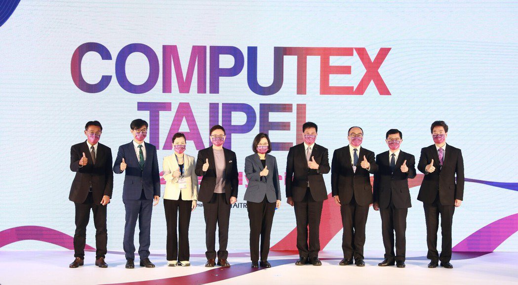 COMPUTEX 2022開幕典禮，由總統蔡英文(中)、外貿協會董事長黃志芳(左...