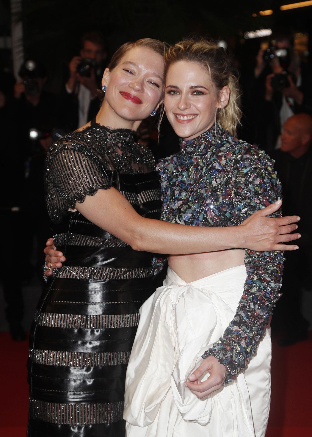 蕾雅瑟杜（左）與克莉絲汀史都華在坎城影展紅地毯上歡喜相擁。（歐新社）