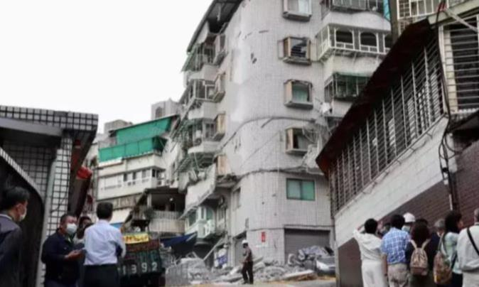 台北市文山區興隆路三段255巷的再興社區，今年3月發生女兒牆崩落意外。本報資料照片