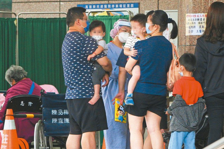 高雄連兩日確診人數高於台北市，昨天達九四三七例，不少家長抱著發燒的幼兒至醫院急診...