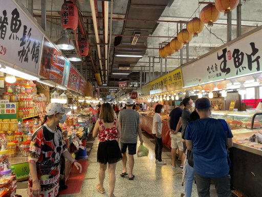 新竹漁港內有魚貨直銷中心，可以採買新鮮魚貨。 圖／張裕珍 攝影