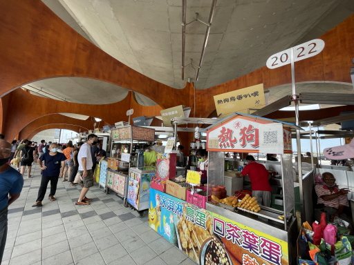 新竹漁港新打造的波光市集可採買海鮮炸物、飲品小點等。 圖／張裕珍 攝影