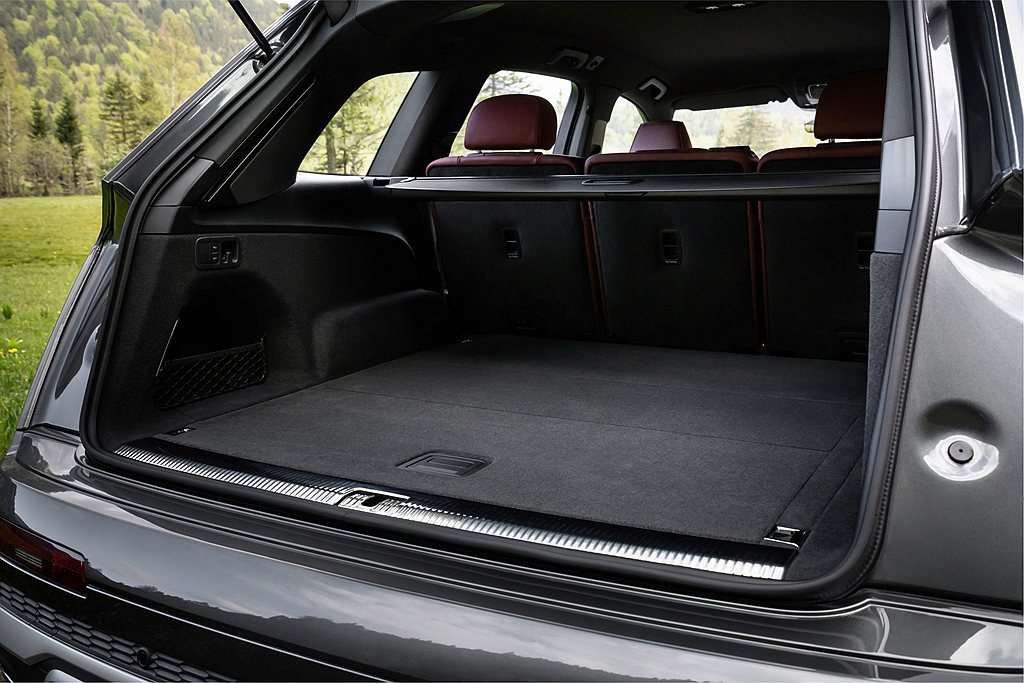 Audi SQ7為全尺寸七人座SUV設定，第三排座椅設定不僅滿足乘坐需求，如將第...