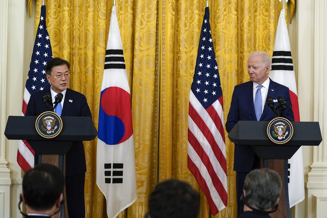 圖為2021年5月，美國總統拜登與南韓前總統文在寅出席會談後記者會。 圖／美聯社