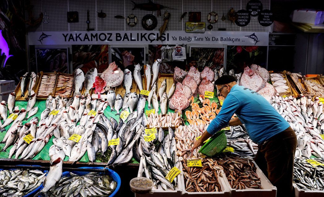 1 月 8 日，人們在伊斯坦堡的魚市購物。 圖／路透社