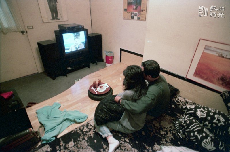 MTV店內一對男女消費情形。日期：1988/9/20 圖／陳炳坤　攝影、來源：聯...