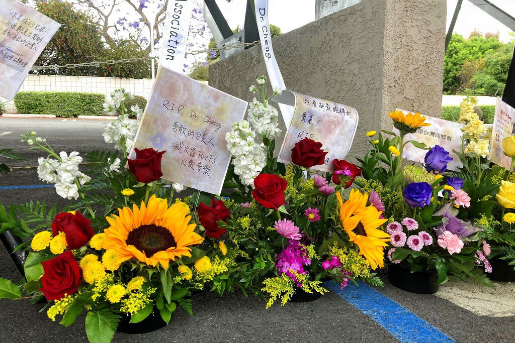 2022年5月21日，美國南加州爾灣台灣長老教會發生致命槍擊事件近一周後，倖存者和教會領袖加入祈禱，並感謝社區成員的支持，不少人獻上花束悼念週日槍擊事件的受害者。 圖／美聯社